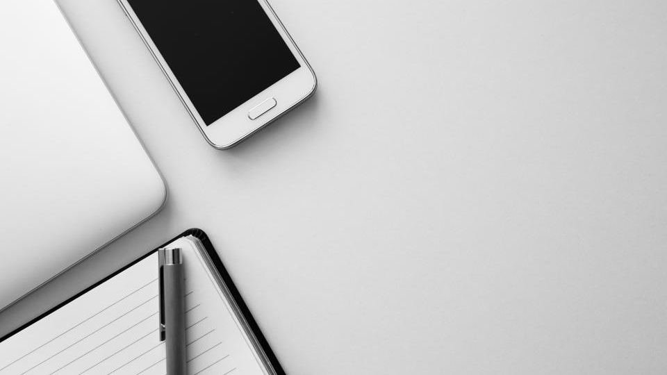 Masadaki akıllı telefon